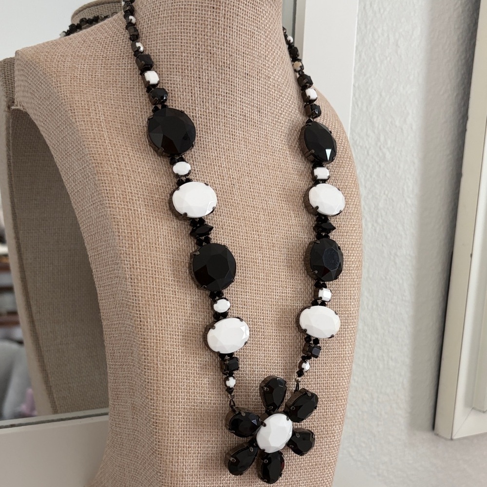 Beautiful Black and White Glass Beaded Necklace w/Floral pendant
